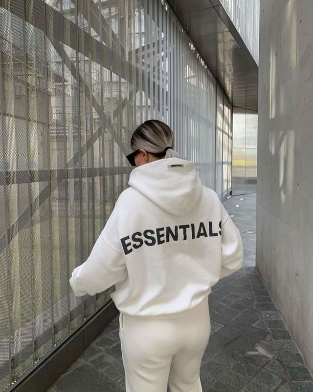 Die Essenz des Essentials Hoodies